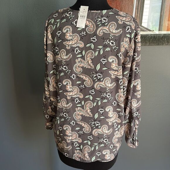 LOFT gray fleur de lis/floral print crepe V neck ruched cuff tunic. NWT. Small - Picture 5 of 7
